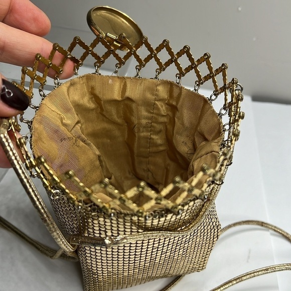 Whiting and Davis Gold Chain Mesh Link Expandable Top Pop Beggars Crossbody Bag - Picture 6 of 11
